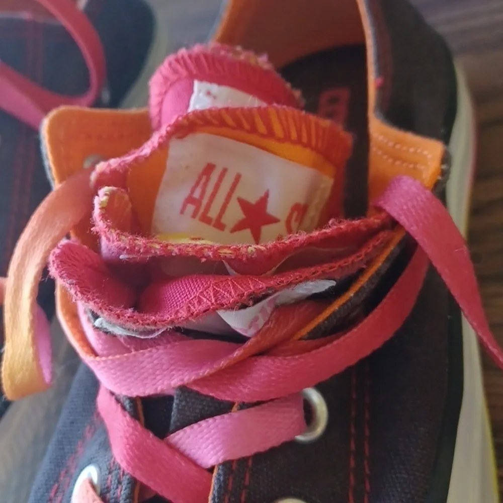 Converse Black and Pink SZ 6, multicolor tongues